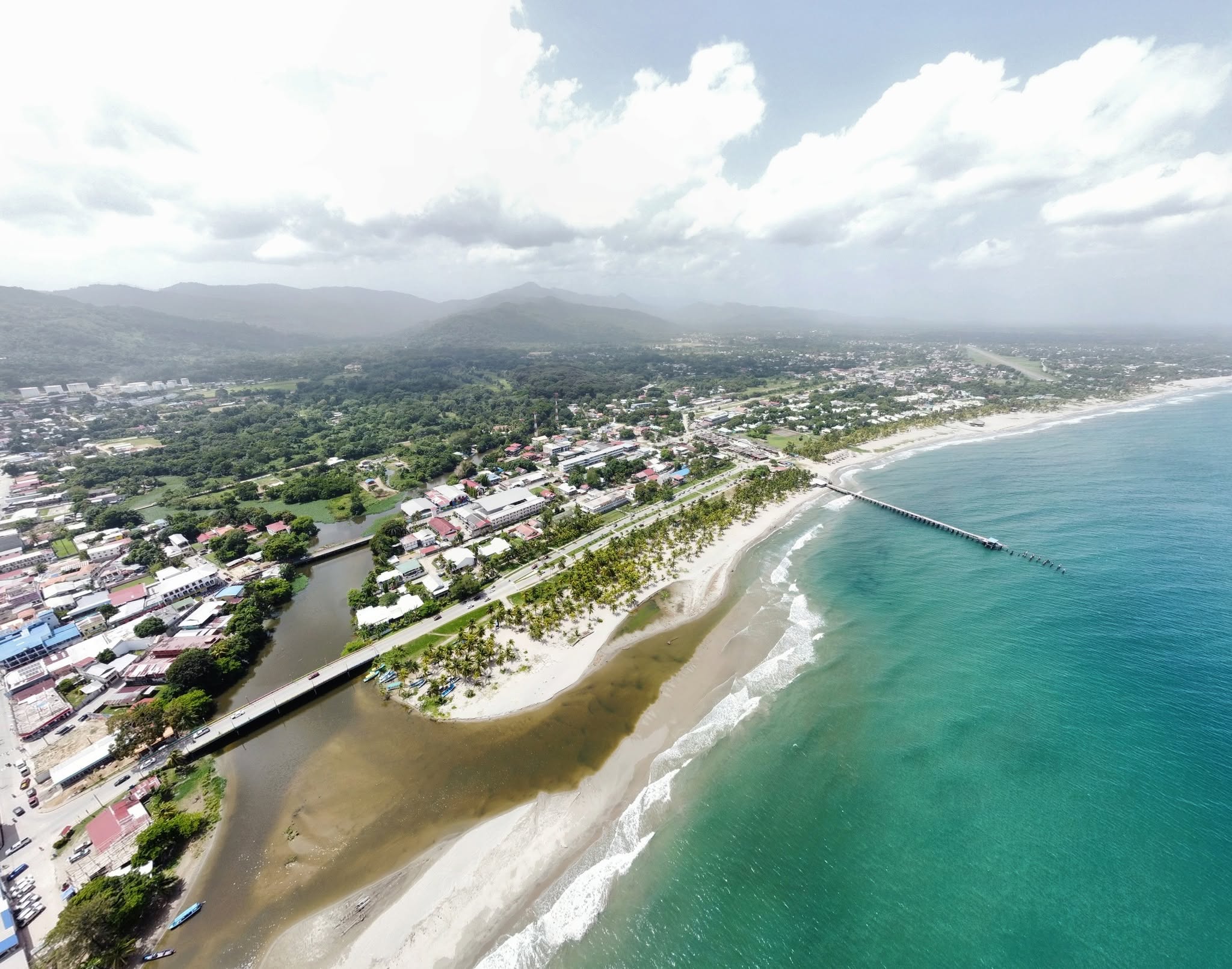 Vista aérea de la costa y el muelle de Tela